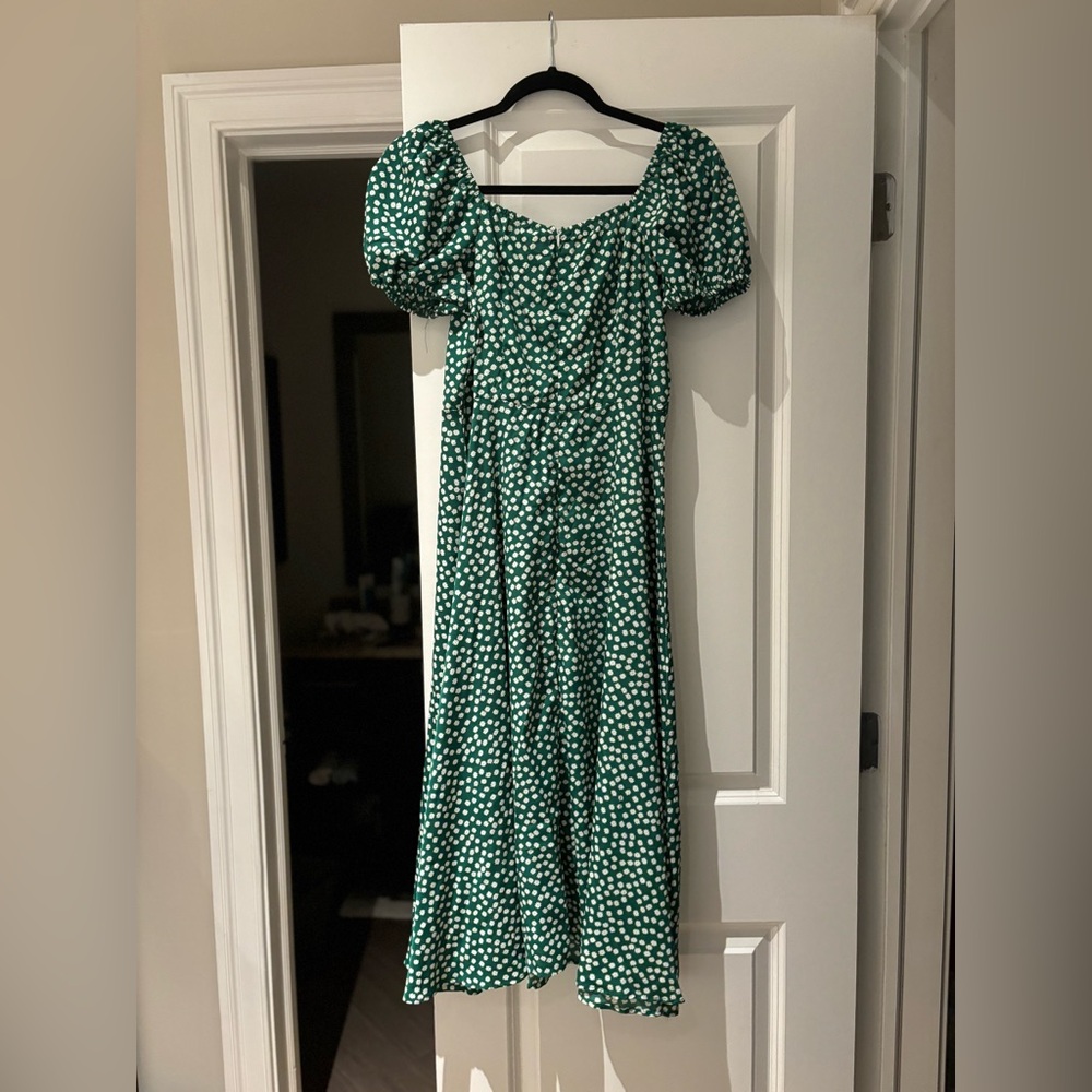 Perfect spring dress. Has a leg slit. Sleeves are off or on the shoulder!